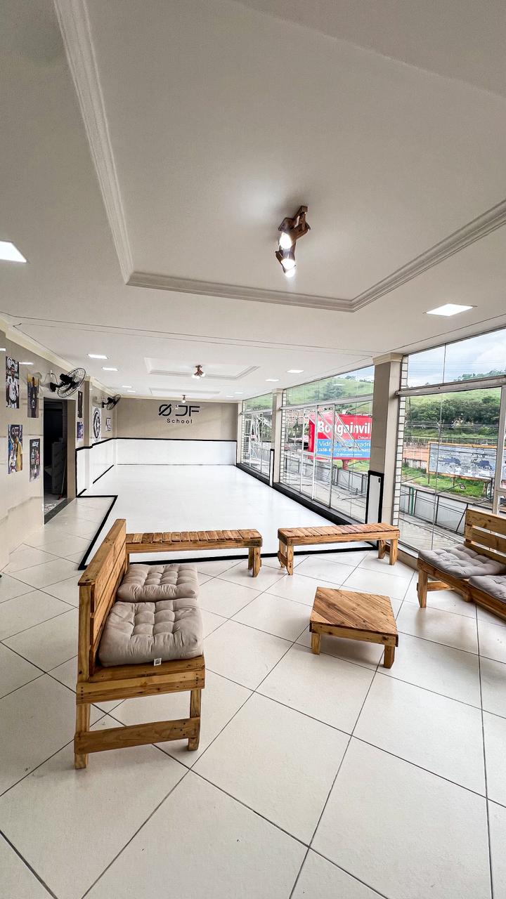 Interior da JF School BJJ