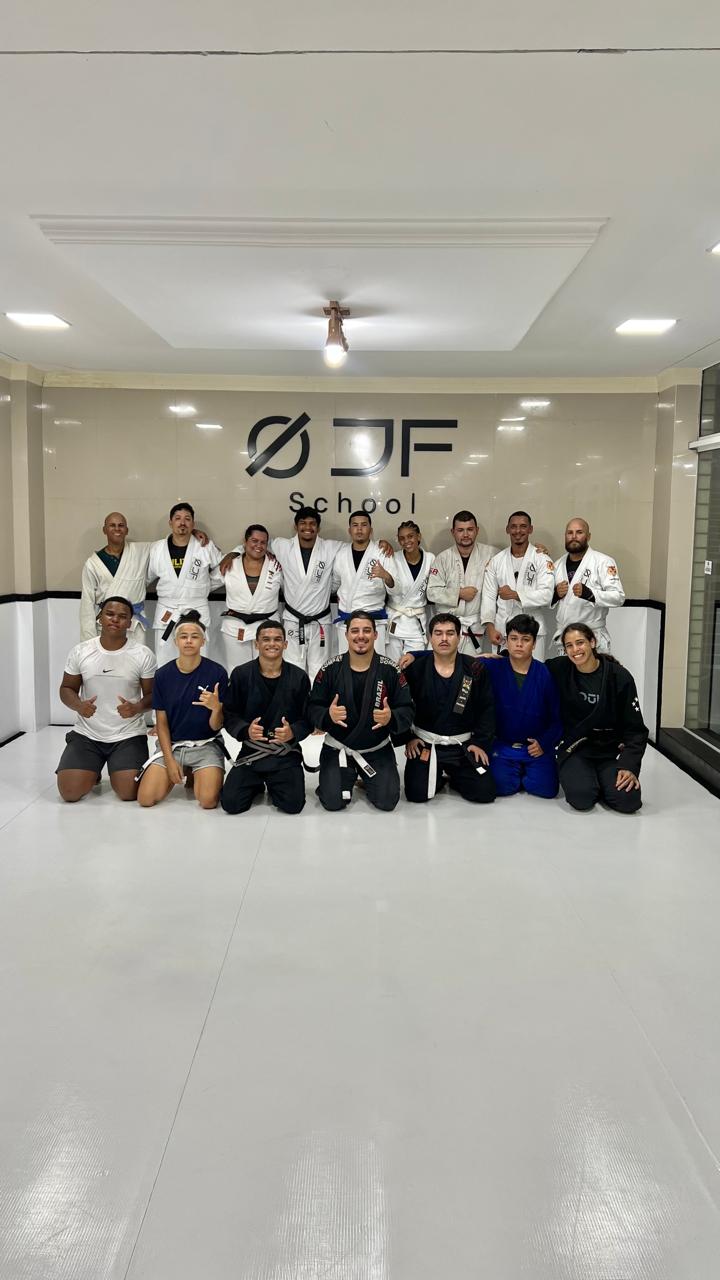 Turma de alunos e professores da JF School BJJ no tatame